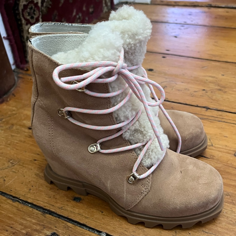 Sorel Joan of Arctic wedge lll Lace cozy bootie size 7